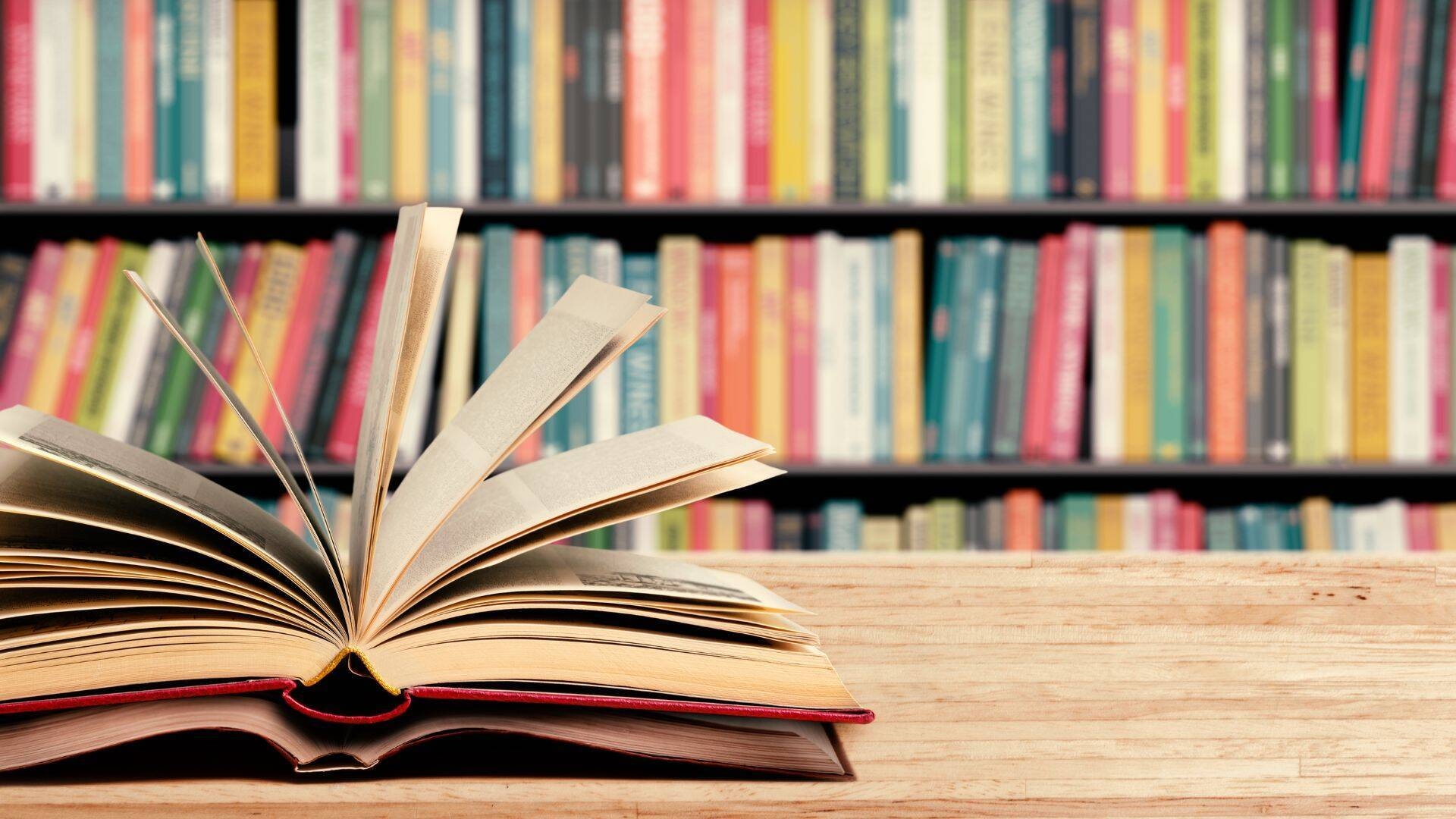 immagine di libri in una biblioteca