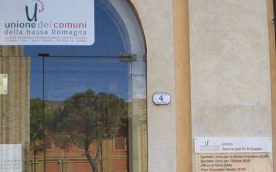 foto del portone di ingresso al carmine