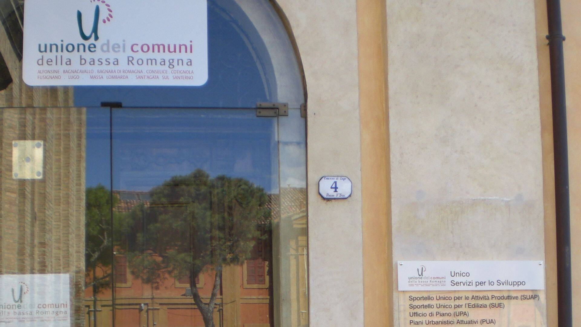 foto del portone d'ingresso del complesso del carmine