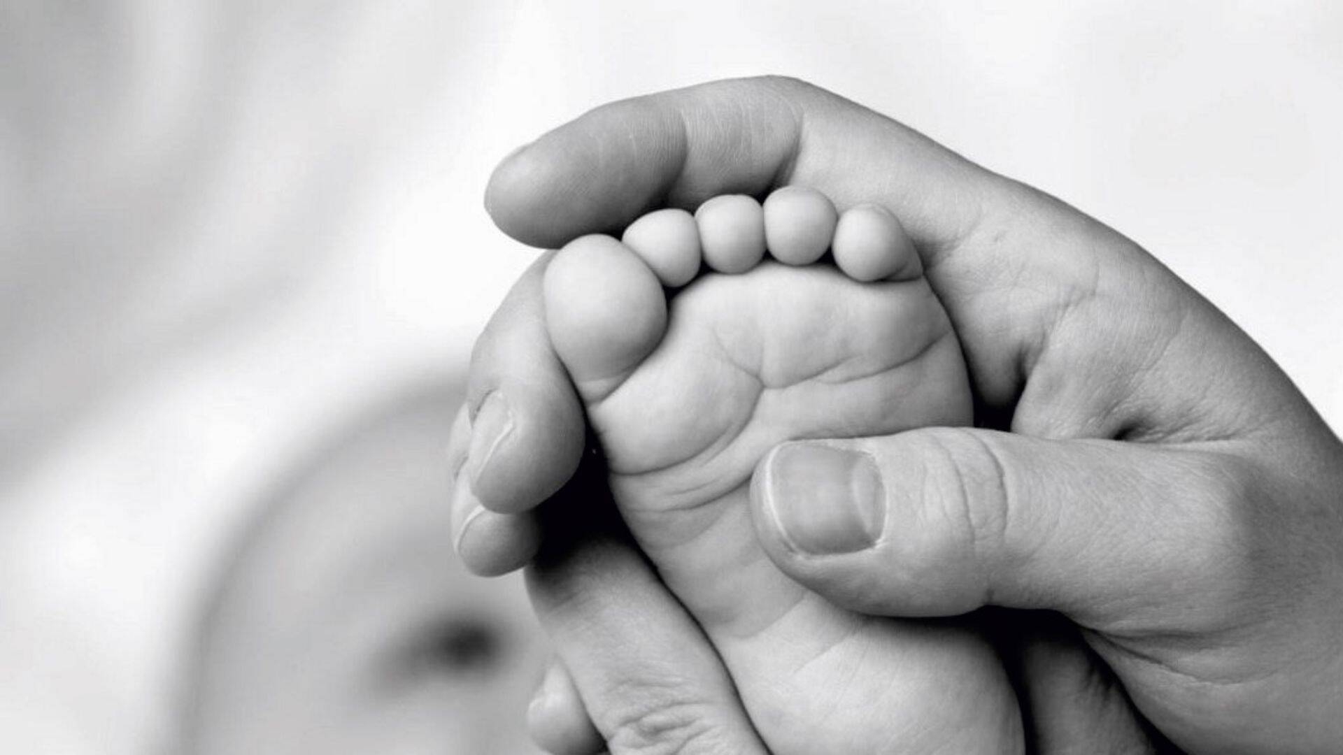 foto di un piede di un neonato