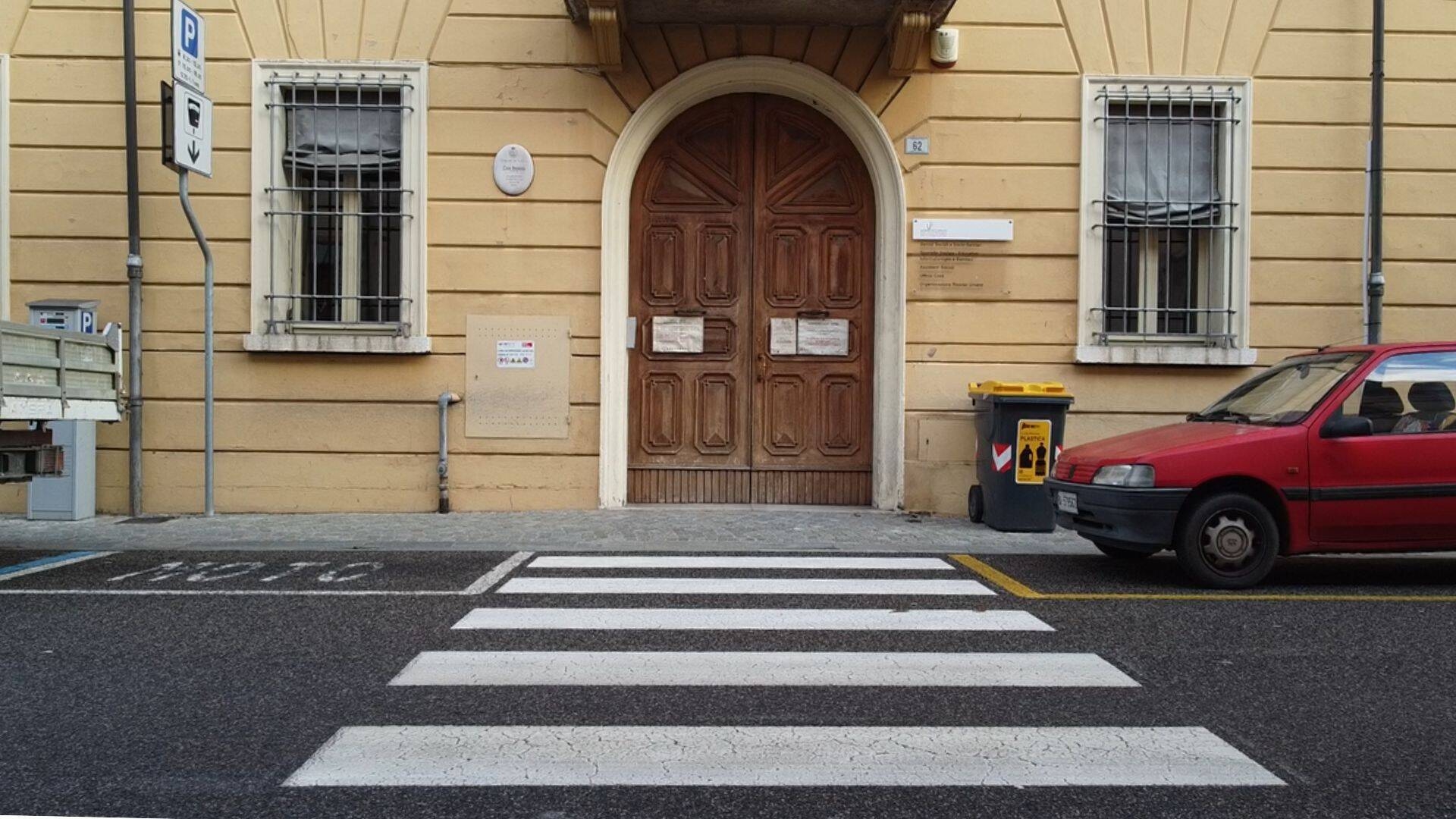 foto del portone di ingresso di Palazzo Tamba