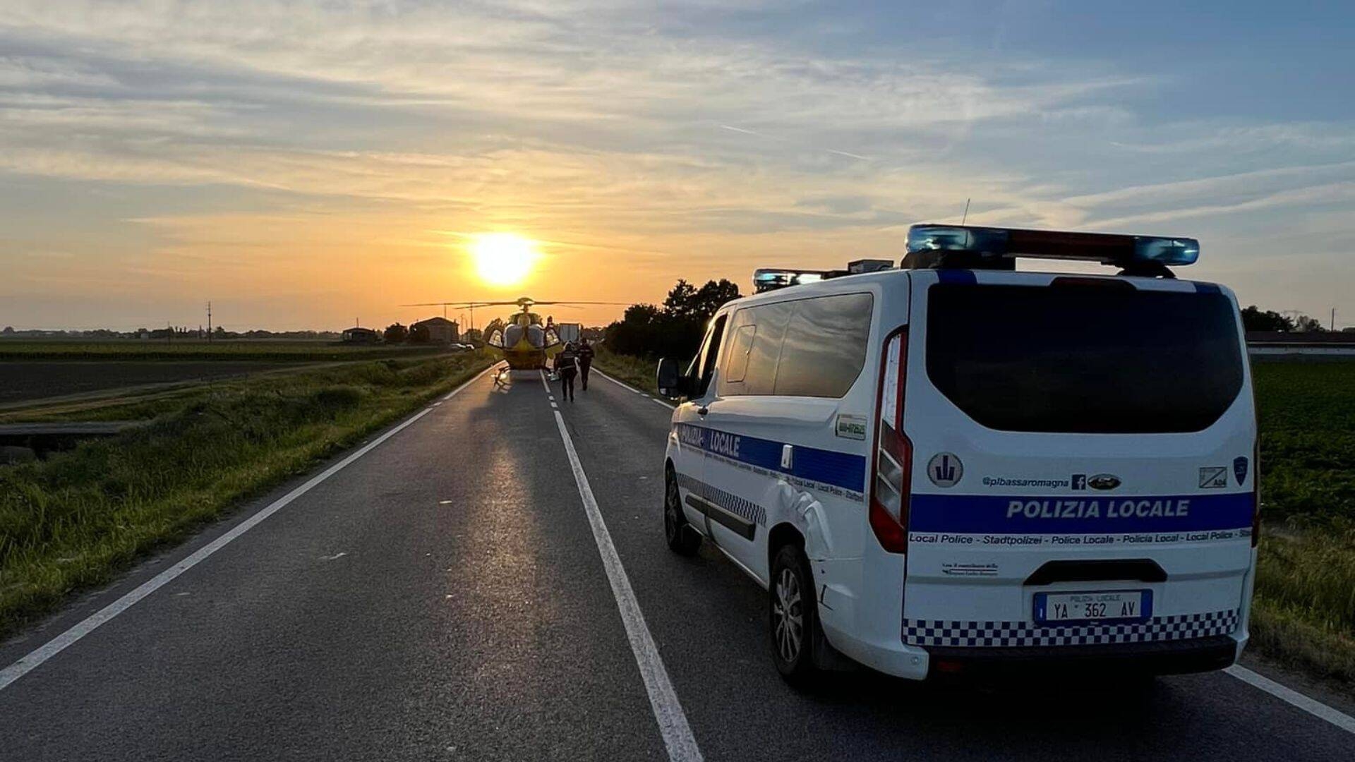 foto furgone della polizia sulla strada