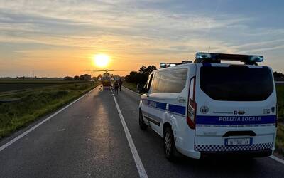 foto furgone della polizia sulla strada