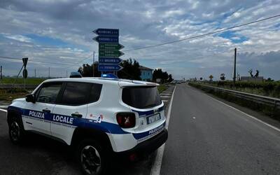 foto macchina della polizia sulla strada
