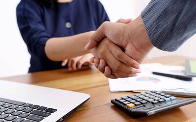 Immagine di una stretta di mano tra un operatore e un cittadino